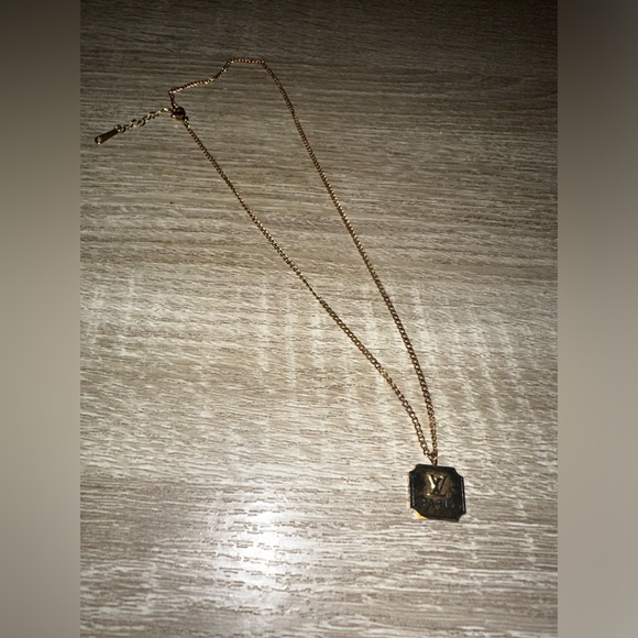 ✨DELICATE AUTHENTIC LV TINY PENDENT ON GOLD-TONE LOBSTER CLASP ADJUSTABLE CHAIN✨ - Picture 5 of 9